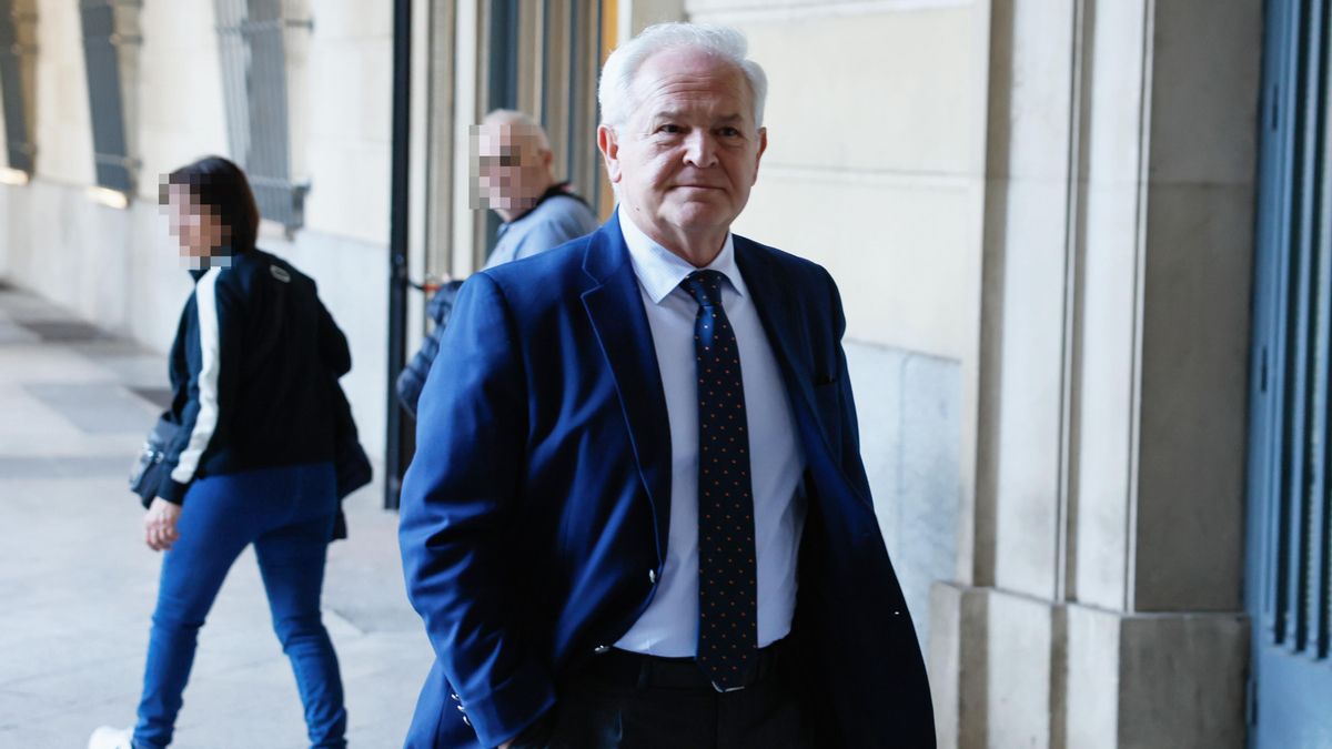 El ex responsable de contabilidad del SAS José Antonio Miranda, a su llegada a los juzgados de Sevilla para declarar por los contratos sanitarios.