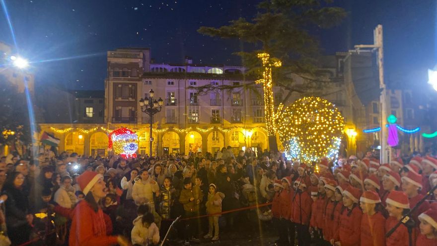 La Navidad ya brilla en Logroño: un gran encendido de luces llena la Plaza del Mercado