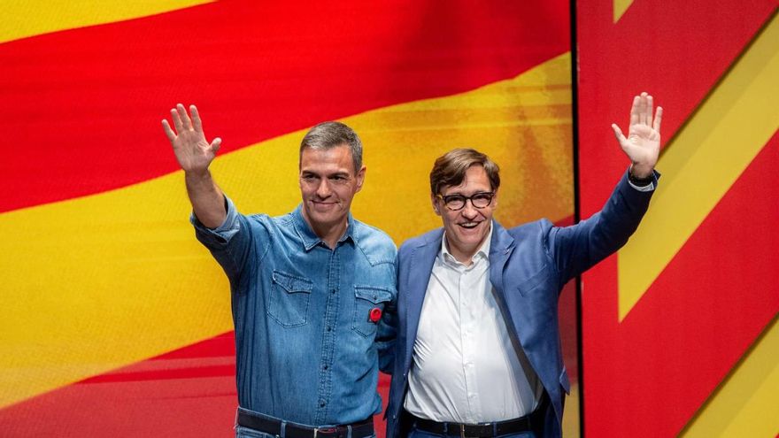 El presidente del Gobierno y secretario general del PSOE, Pedro Sánchez, junto al candidato del PSC, Salvador Illa este pasado jueves.
