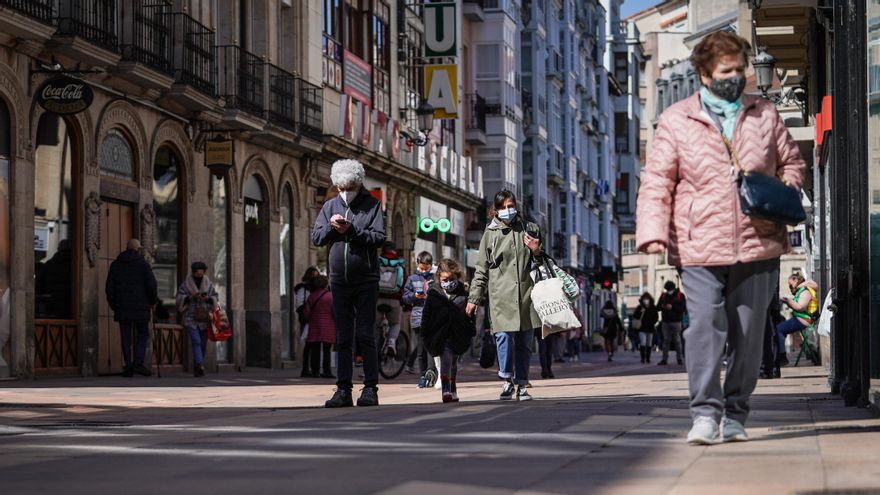 Varias personas caminan por una calle céntrica de Vitoria