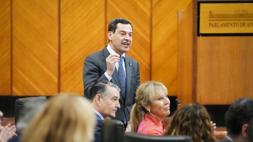 Moreno empieza a atizar a Vox para salvar su mayoría absoluta: "¡Quieren disolver la autonomía y arriar la blanca y verde!"