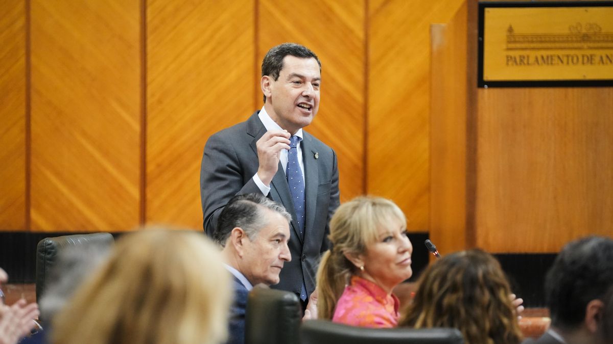 Moreno empieza a atizar a Vox para salvar su mayoría absoluta: "Quieren disolver la autonomía. ¿Para qué se sientan ahí?"