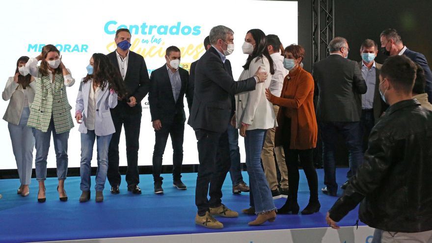 Clavijo, saludando a Vidina Espino y Onalia Bueno al finalizar la convención de CC en Gran Canaria este sábado