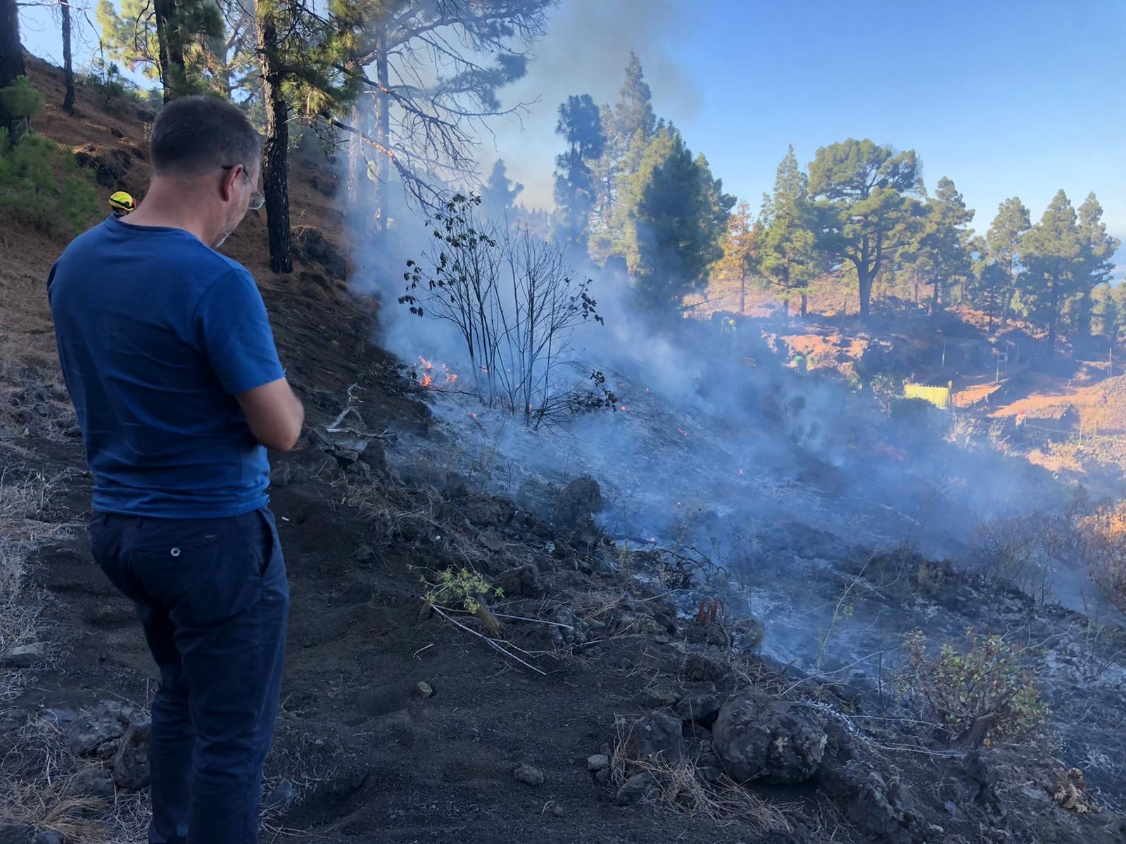 Imagen del conato de incendio registrado este viernes en la zona de Cabeza de Vaca (El Paso) en la fase de control; en primer término, alcalde del municipio, Sergio Rodríguez.