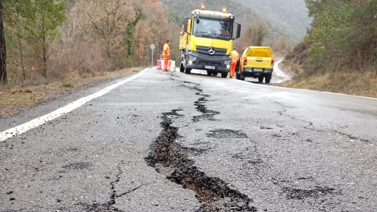 La aparición de una grieta producto de las intensas precipitaciones en uno de los carriles de la carretera A-2605 a la altura de Lastiesas Bajas (Huesca) ha obligado a cortar dicho carril.
