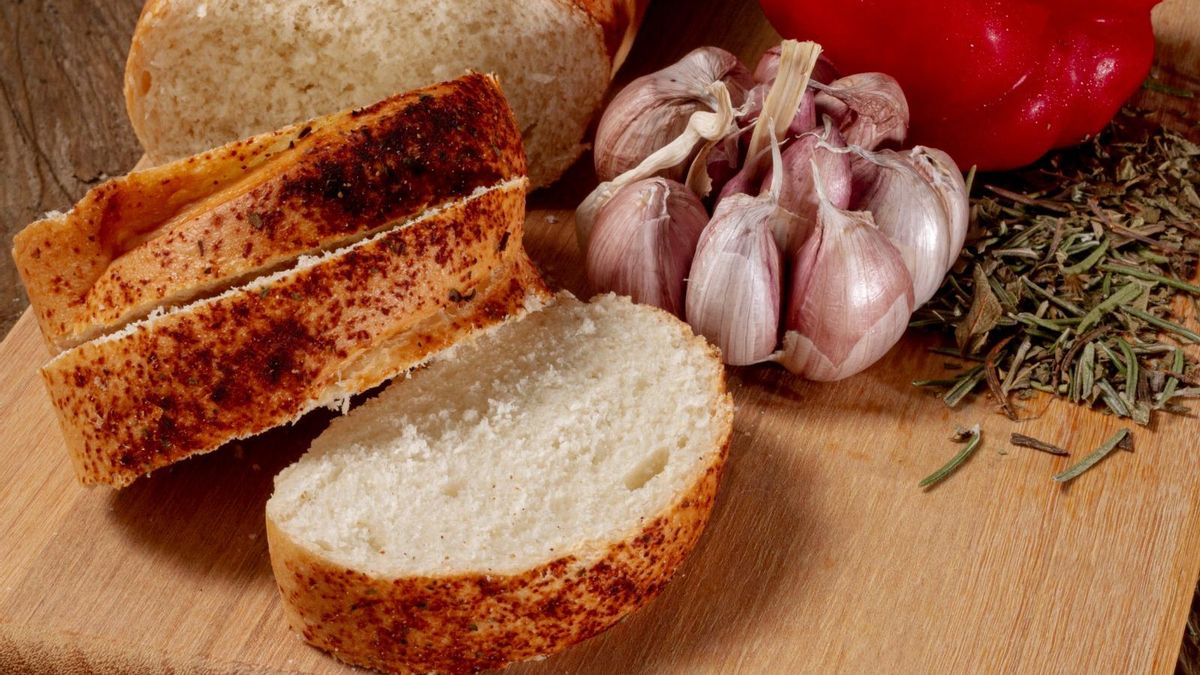 Con ajos y pan frito se prepara el majado para este potaje