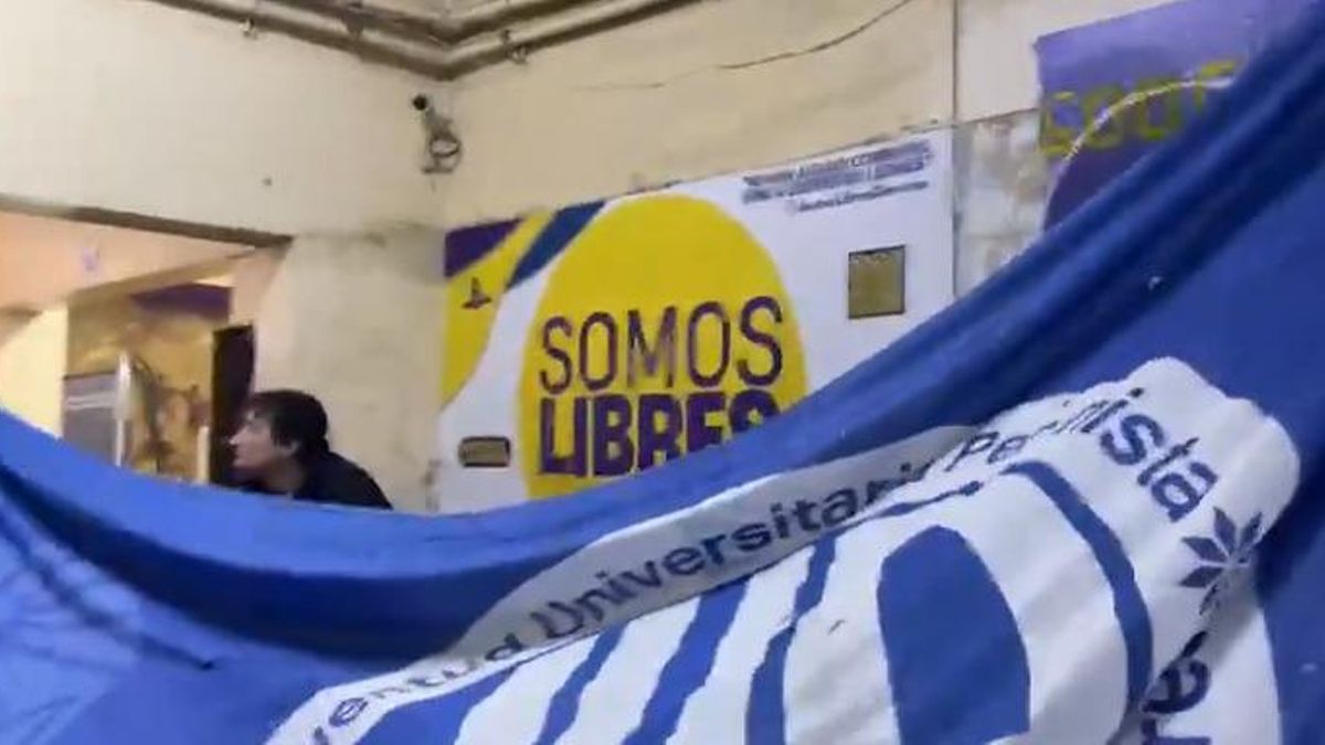 Un enfrentamiento por las banderas de agrupaciones estudiantiles terminó en piñas.