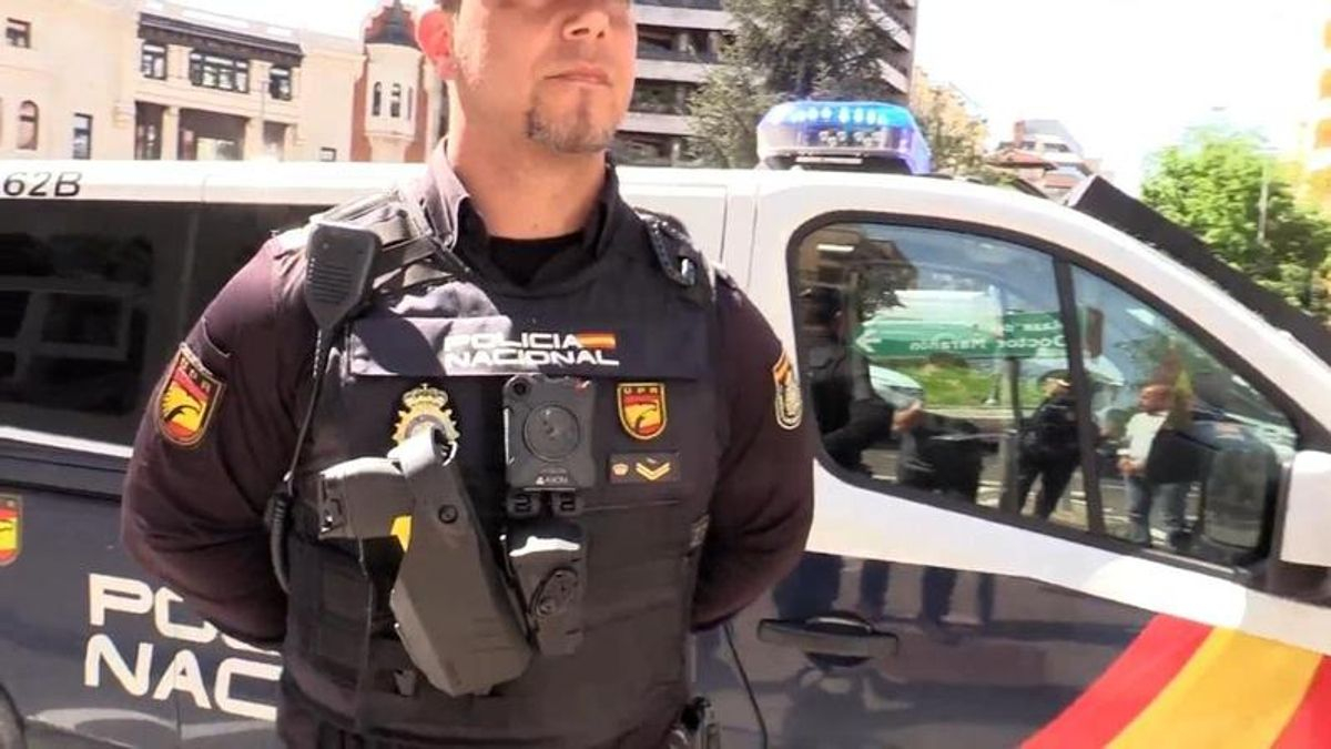 Un agente con una pistola Taser.
