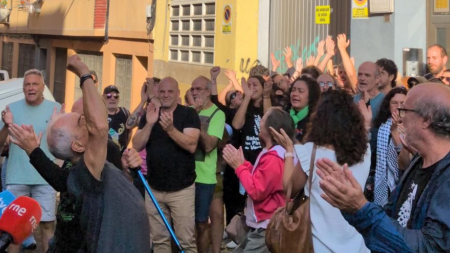 Los vecinos celebran la paralización del desahucio