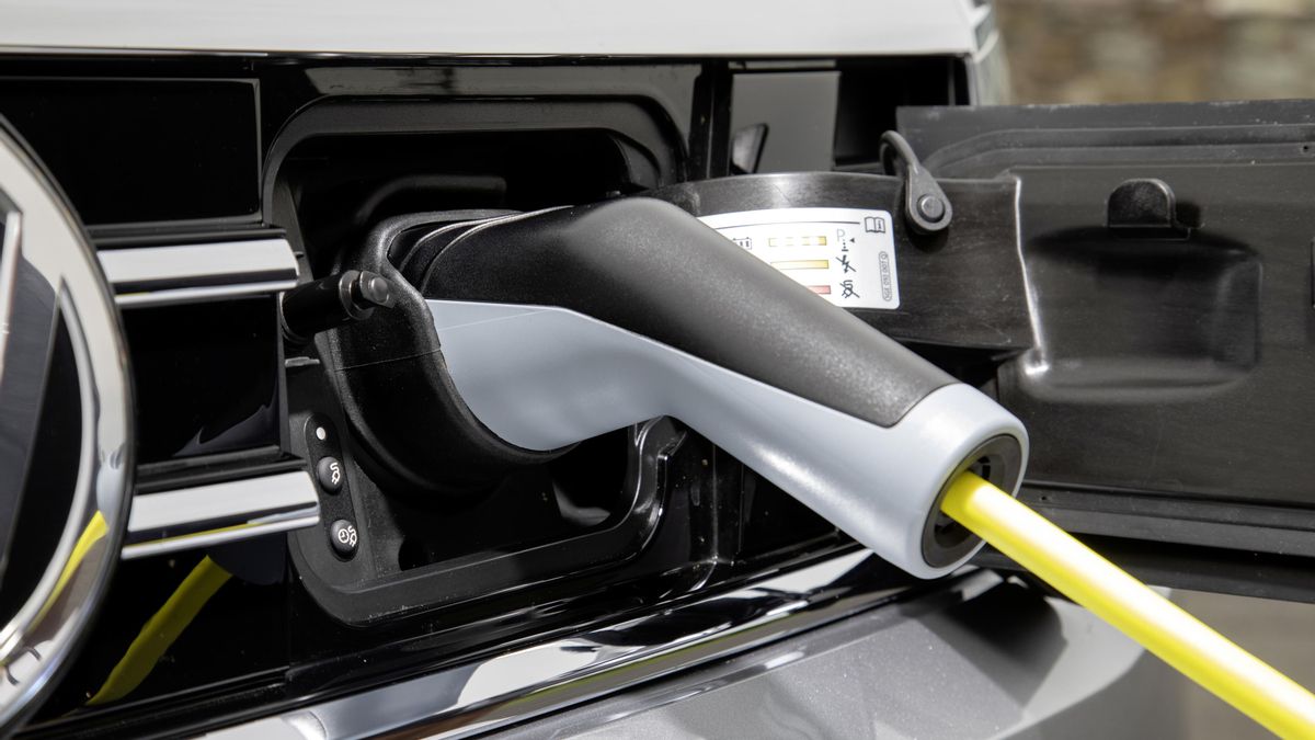 La mayoría cree indispensable instalar más puntos de recarga rápida en la vía pública.