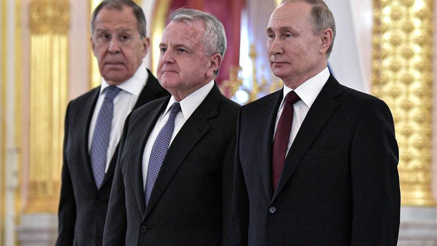 El ministro de Exteriores ruso, Serguéi Lavrov, el embajador de EEUU en Rusia, John Sullivan, y el presidente ruso, Vladímir Putin, en una imagen de archivo.