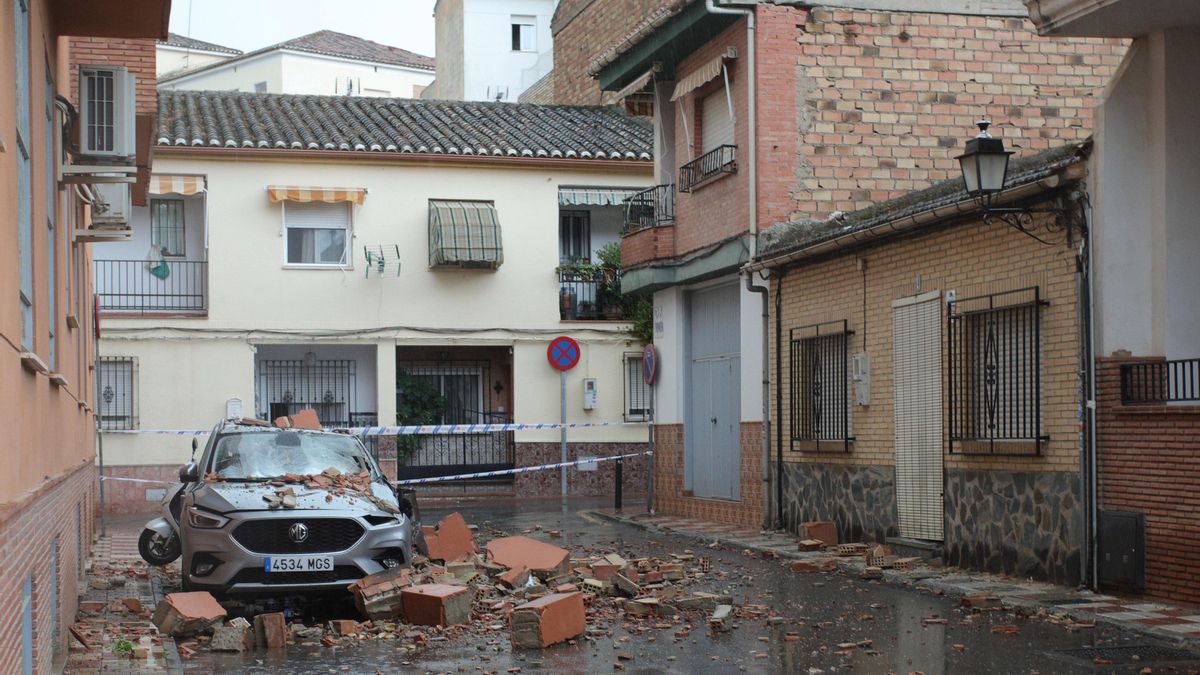 Vista de daños provocados por el terremoto este sábado, en Armilla (Granada).