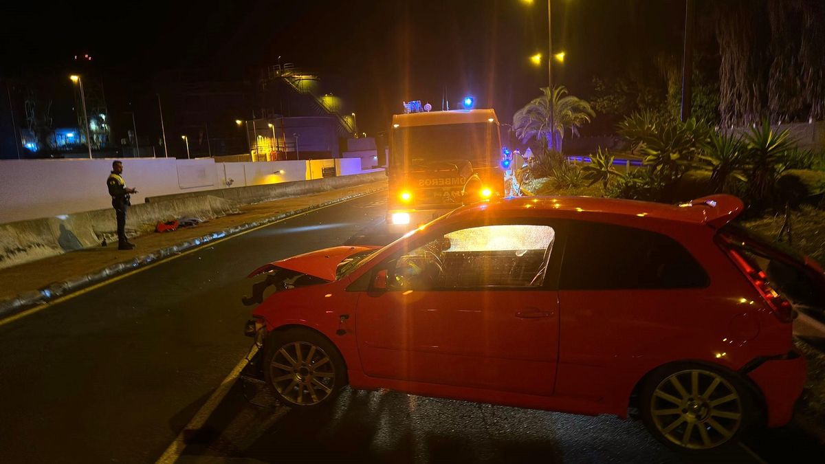 Colisión de un coche en Breña Alta contra la valla de protección en la carretera LP-2