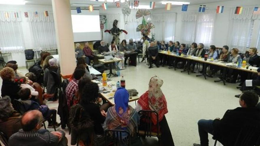 Momento de la celebración del filandón, un concejo abierto intergeneracional