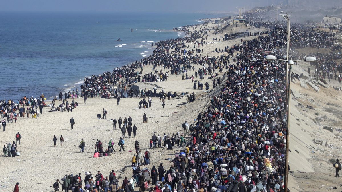 Palestinos desplazados internos se trasladan de sur a norte de Gaza a lo largo de la carretera Al Rashid.