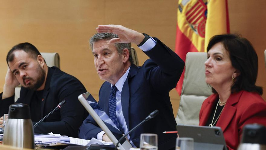El líder del PP, Alberto Núñez Feijóo, junto a la presidenta de la Comisión, Carmen Martínez Ramírez, y a su vicepresidente, Nahuel González