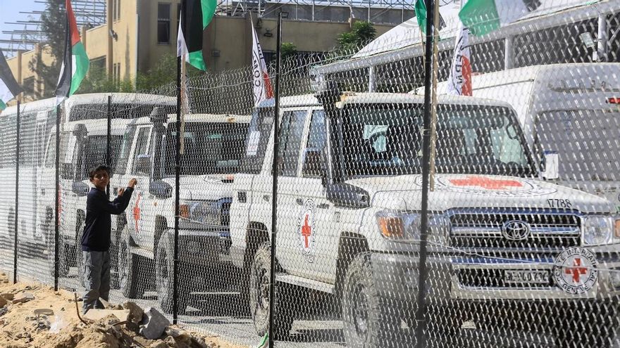 Un niño palestino aguarda la llegada de los buses a Jan Yunis, este lunes