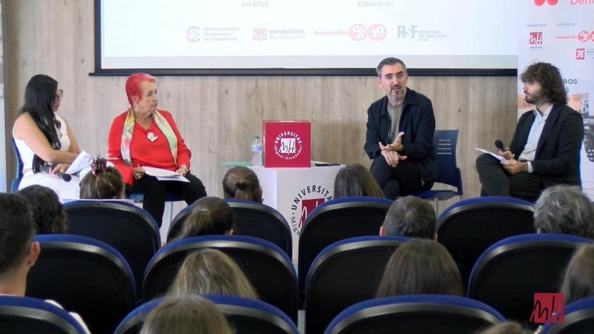 Rosa María Calaf e Ignacio Escolar debaten sobre periodismo en la UMH.