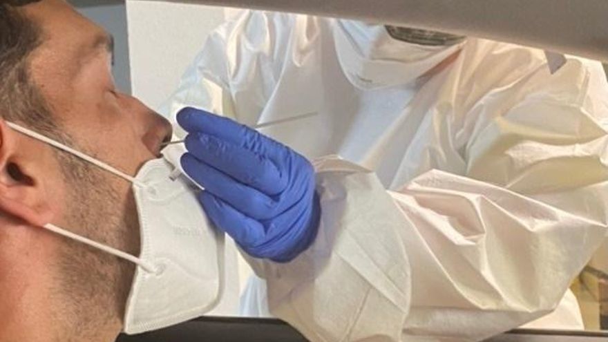 Un sanitario realiza un PCR a un ciudadano