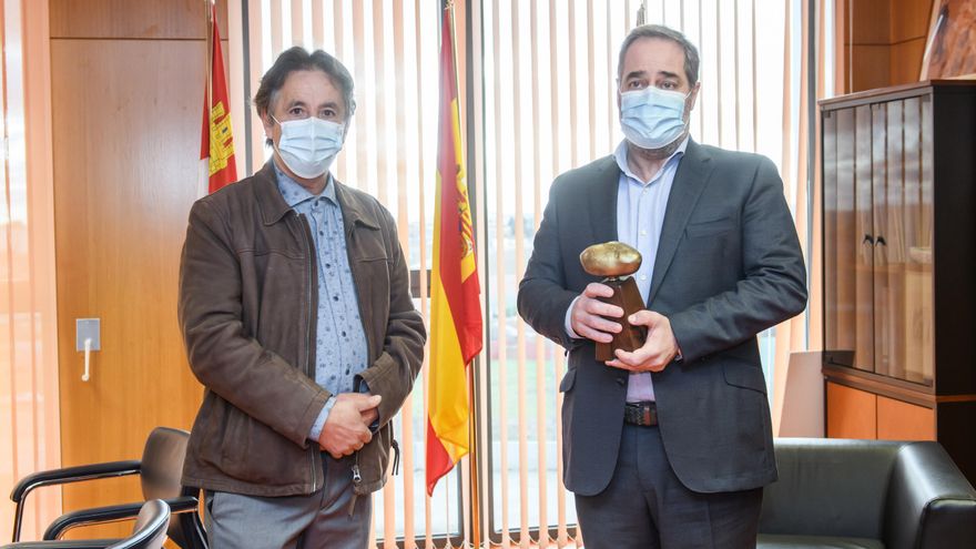 El alcalde de Chozas (izquierda) entrega la Patata de Oro al gerente del Hospital de León.