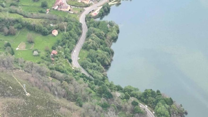 Un piloto de Bomberos de Asturias salva la vida en un accidente aéreo cuando auxiliaba en un incendio forestal