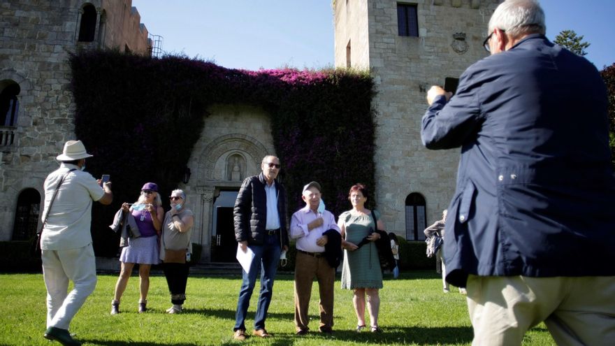Varias personas se fotografían en los jardines de las Torres de Meirás. EFE/Cabalar/Archivo