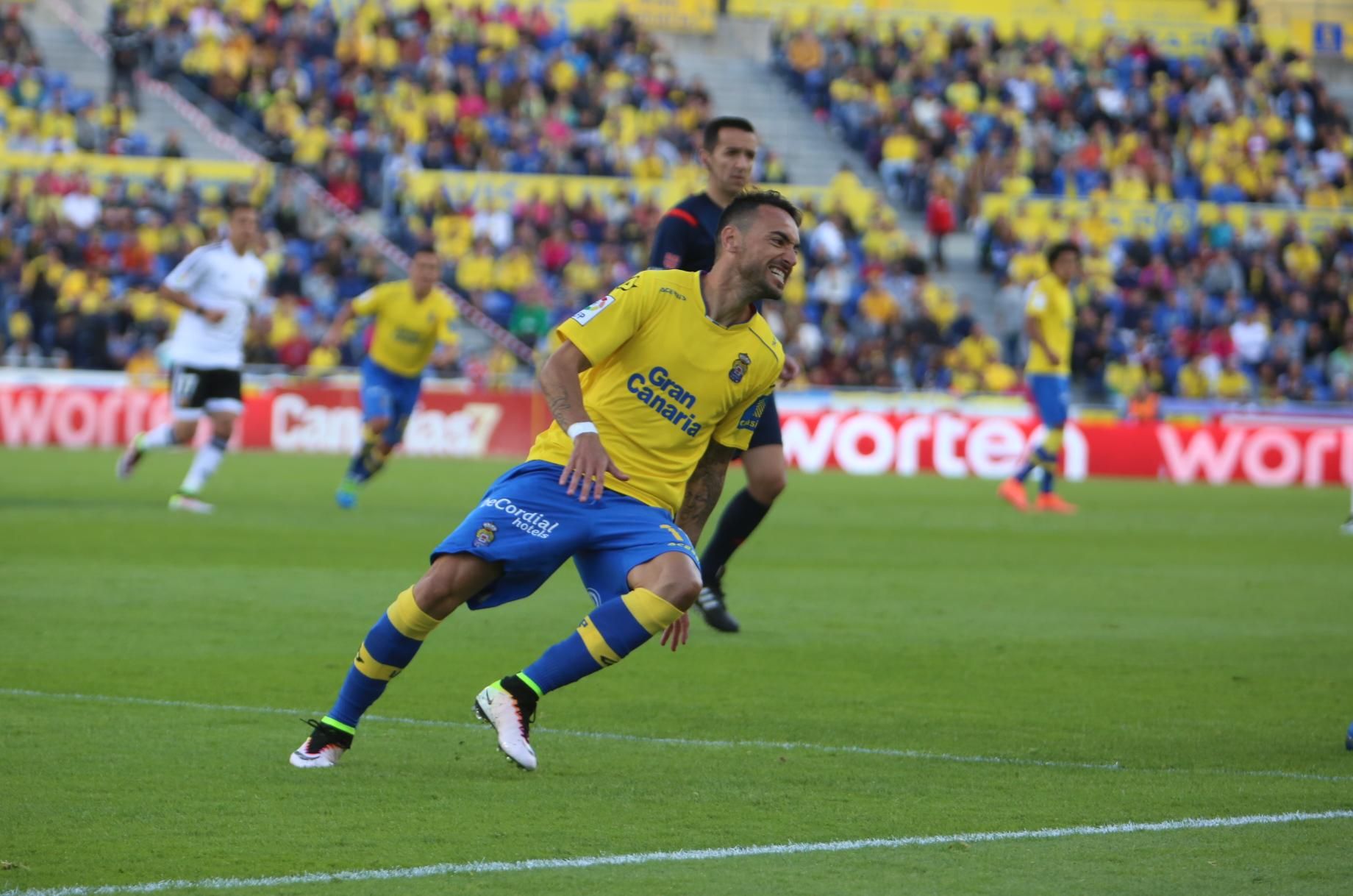 Partido entre la UD Las Palmas y el Valencia CF en el Estadio de Gran Canaria. (Alejandro Ramos).