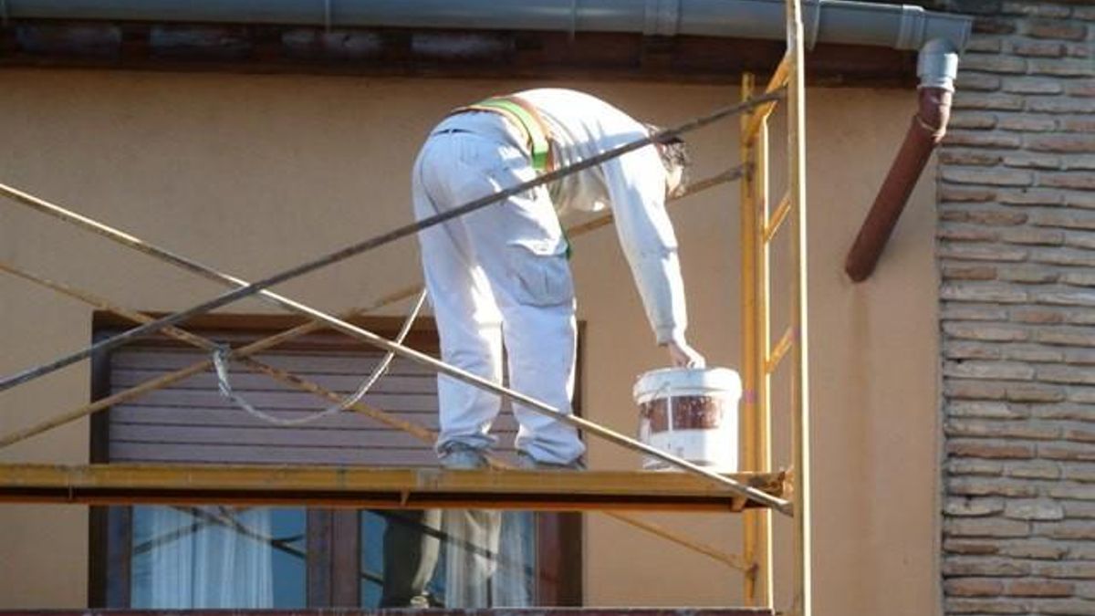 Archivo - Trabajador andamio obra seguridad jornada laboral accidente