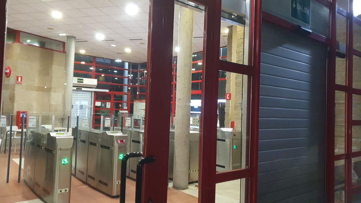 Problemas de señalización retrasan un tren de Cercanías en Asturias y dejan pasajeros encerrados en la estación de L’Entregu