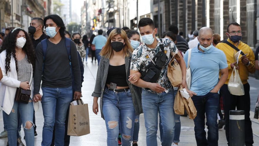 Personas con cubrebocas caminan por las calles del Centro Histórico hoy, de la Ciudad de México (México). EFE/Carlos Ramírez