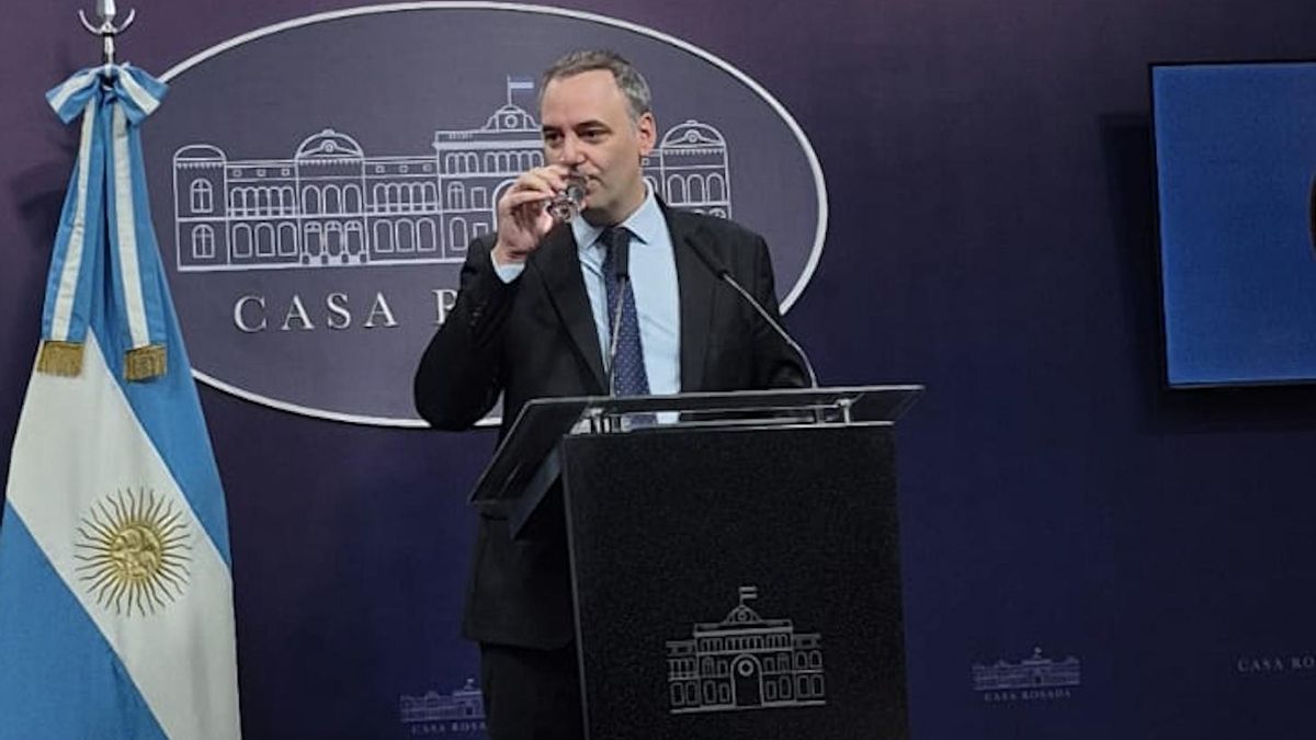 Vidrios esmerilados y pasillos vedados: las nuevas restricciones a la prensa en la Casa Rosada y Adorni dice que "no es censura"