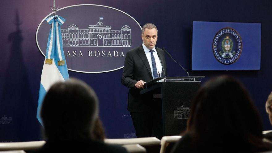 Adorni justificó que su esposa tiene custodia oficial por "una cuestión de seguridad nacional"