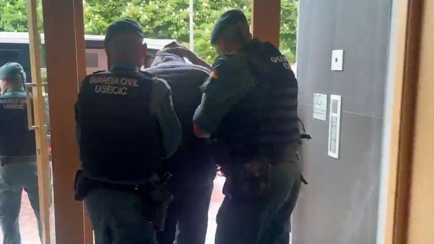 Agentes de la Guardia Civil, con uno de los detenidos