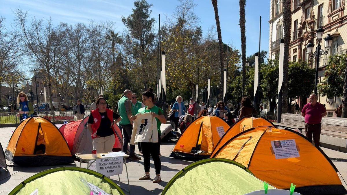 Acampada organizada por el Comité de Empresa del Ayuntamiento de Sevilla en Puerta Jerez