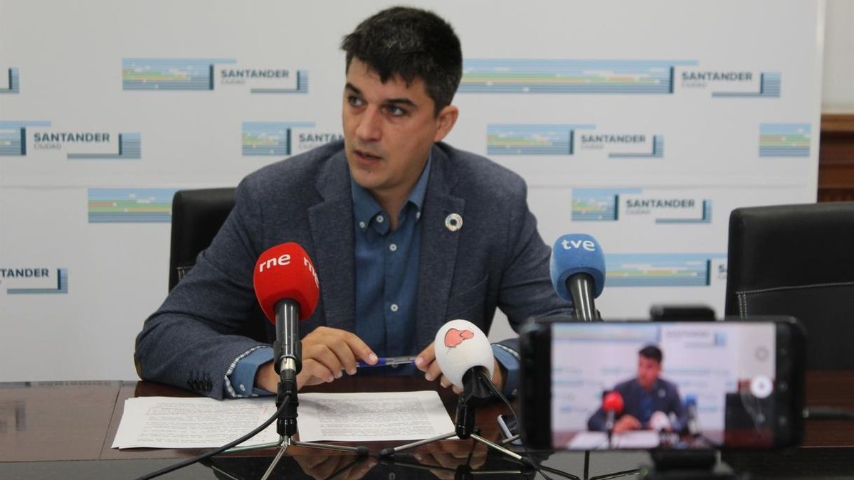 PSOE dice que Igual ha olvidado sus promesas electorales por el "balón de oxígeno" de Cs y VOX