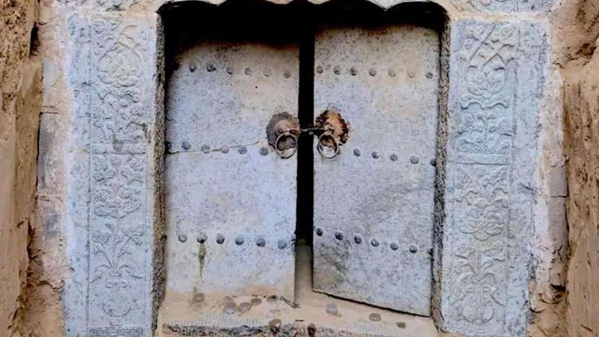 La puerta en tonos azules que da acceso a la tumba de Wan Lou