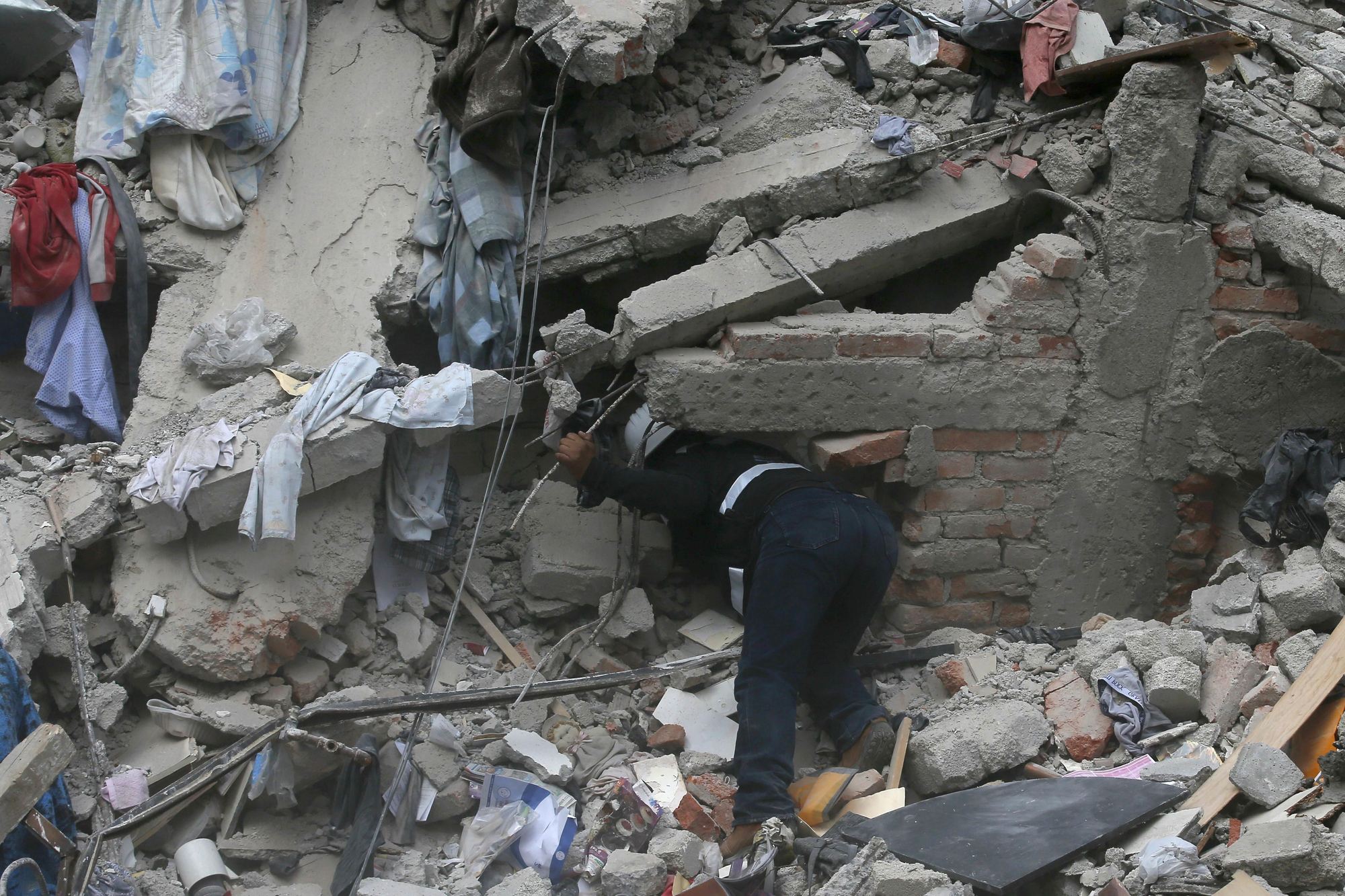 Un trabajador de la construcción busca supervivientes en un edificio colapsado en Ciudad de México después del terremoto.
