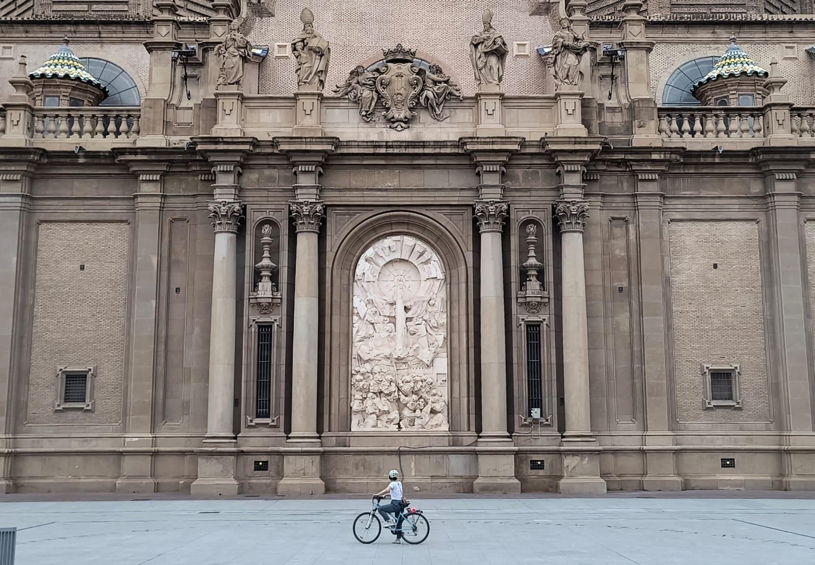 Ciclista ante el Pilar a las 6:30 horas.