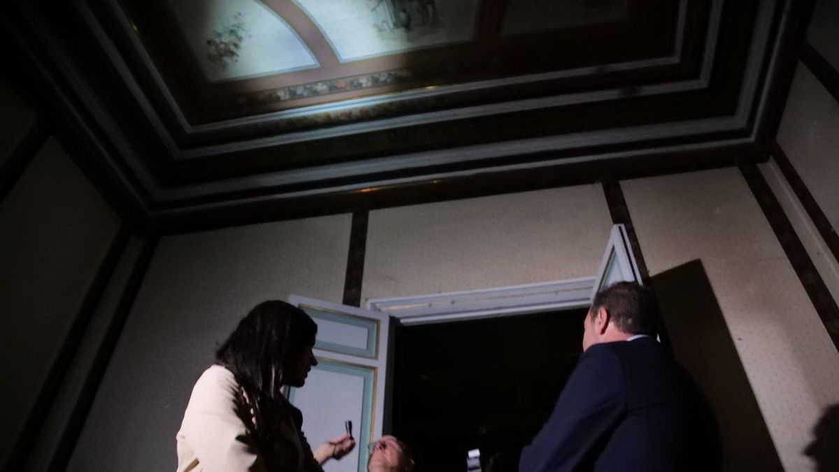 Una imagen de la visita de Villacís al Palacio de la infanta Carlota, en la que se aprecian pinturas en el techo
