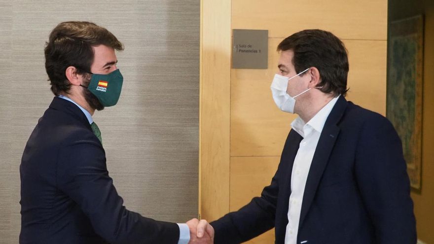 Mañueco cede ante Vox para garantizarse la investidura: acelerará las leyes de violencia intrafamiliar y "de concordia"