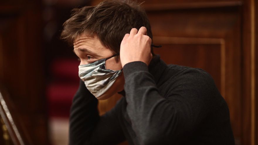 El diputado de Más País en el Congreso, Íñigo Errejón, se pone la mascarilla tras intervenir durante una sesión plenaria en la Cámara Baja, en Madrid (España), a 1 de diciembre de 2020.