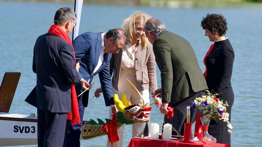 Las Dragonas tienen nuevo barco, 'Vida', símbolo de superación y compromiso