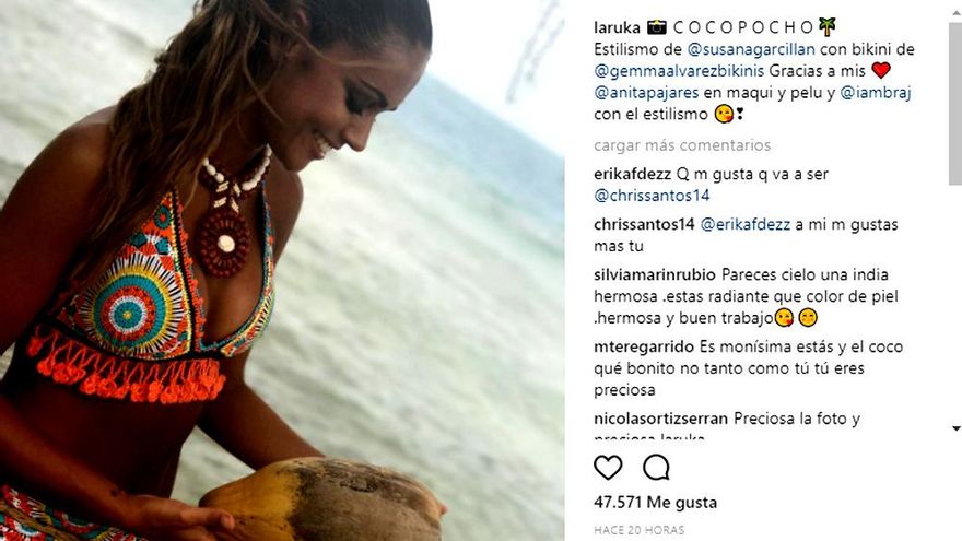 Lara sosteniendo un coco en los Cayos Cochinos