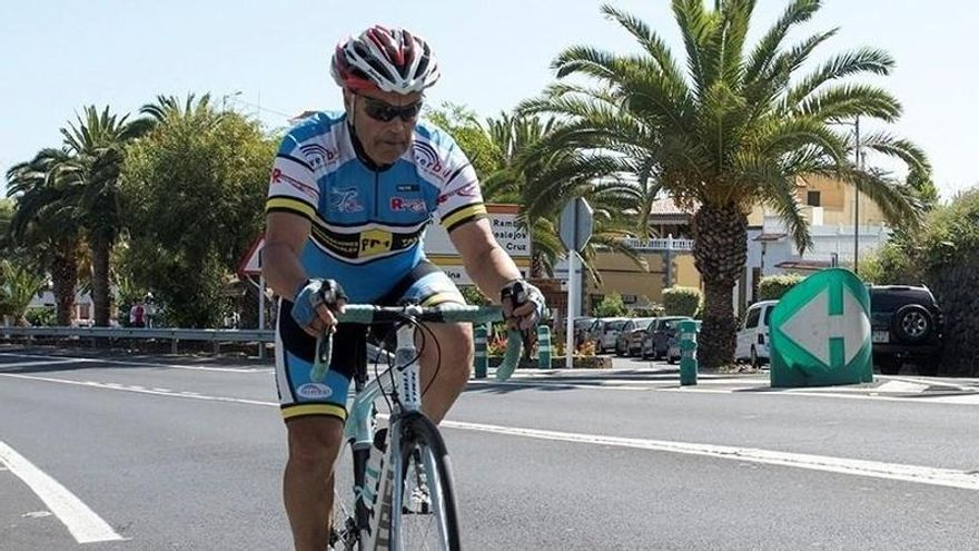Ciclista en una carretera de la comarca de la Isla Baja