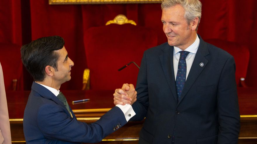 José Manuel Rey Varela y Alfonso Rueda durante la toma de posesión del primero como alcalde de Ferrol.