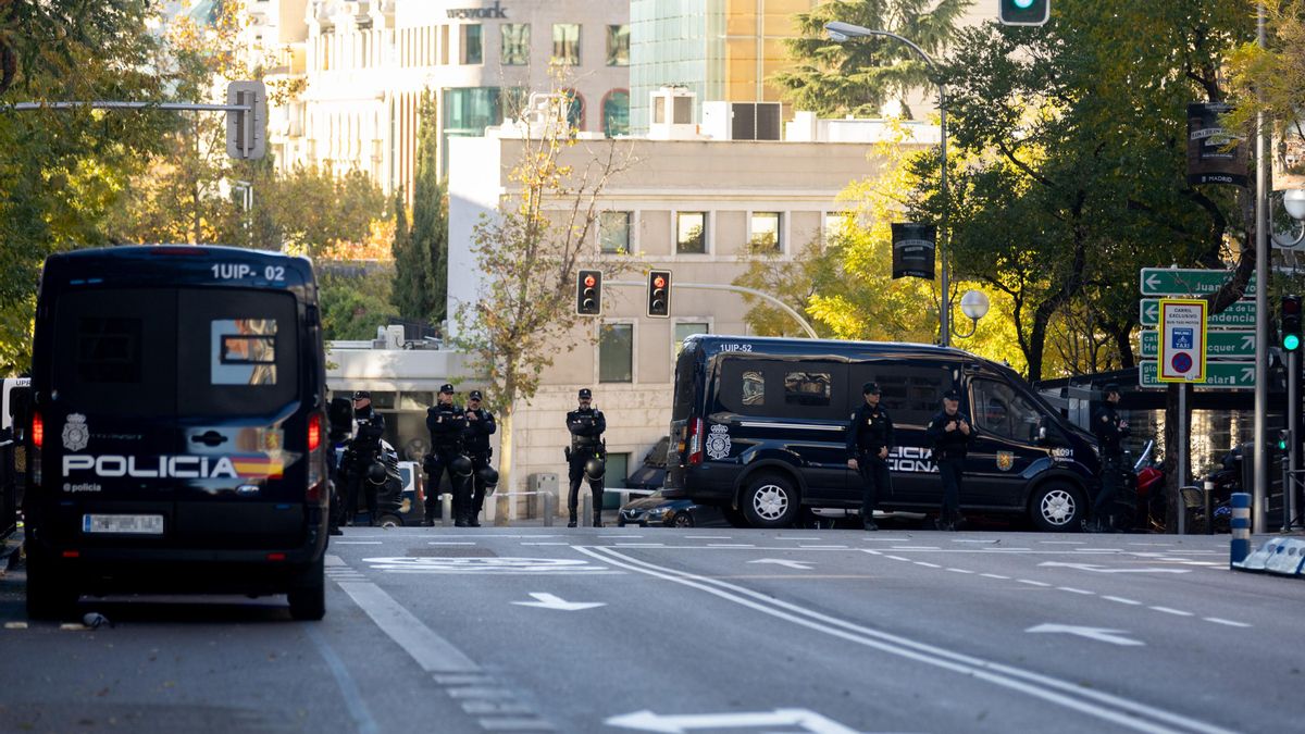 Archivo - Agentes de Policía en la Embajada de EEUU en Madrid donde se ha recibido un paquete bomba, a 1 de diciembre de 2022, en Madrid (España).