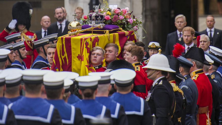 El féretro de la reina Isabel II es colocado en un carruaje de armas durante su funeral.