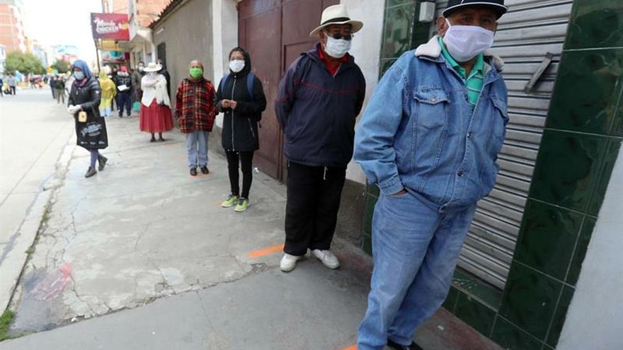 Personas hacen fila para reclamar una renta este miércoles en El Alto (Bolivia).