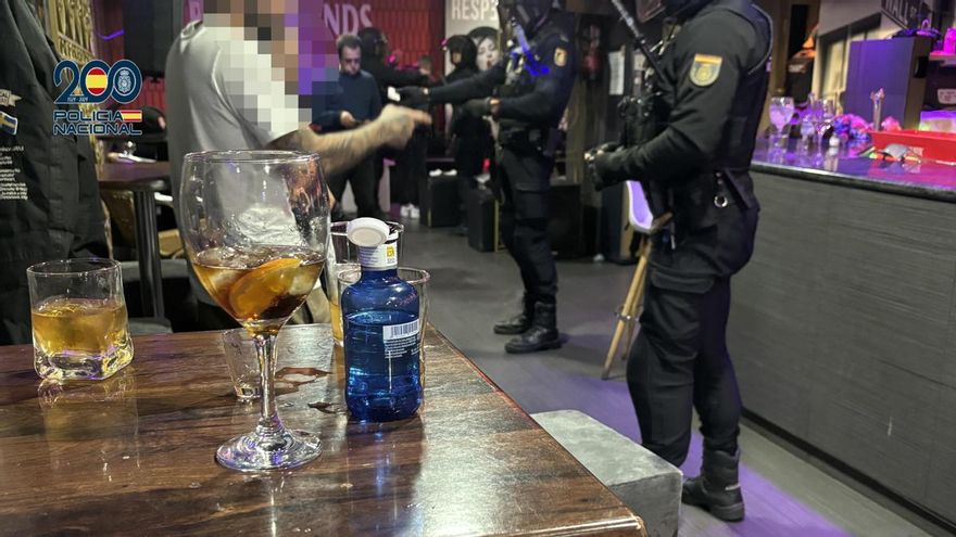 Más redadas antes de Navidad: la Policía detiene a 4 personas y pone 6 sanciones en 4 pubs de La Zona
