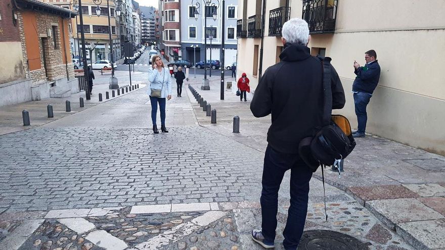 La candidata del PP al Ayuntamiento de León intenta presentar su lista, el partido la desautoriza y se queda sola en la foto
